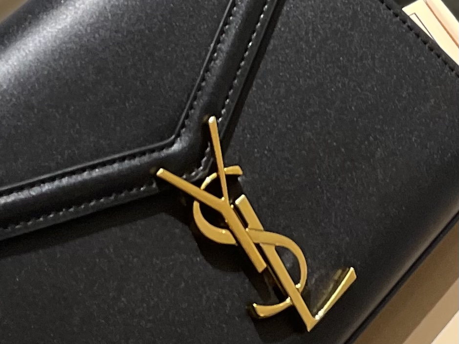 Y Cassandra Monogram Clasp Bag size 21*18 cm