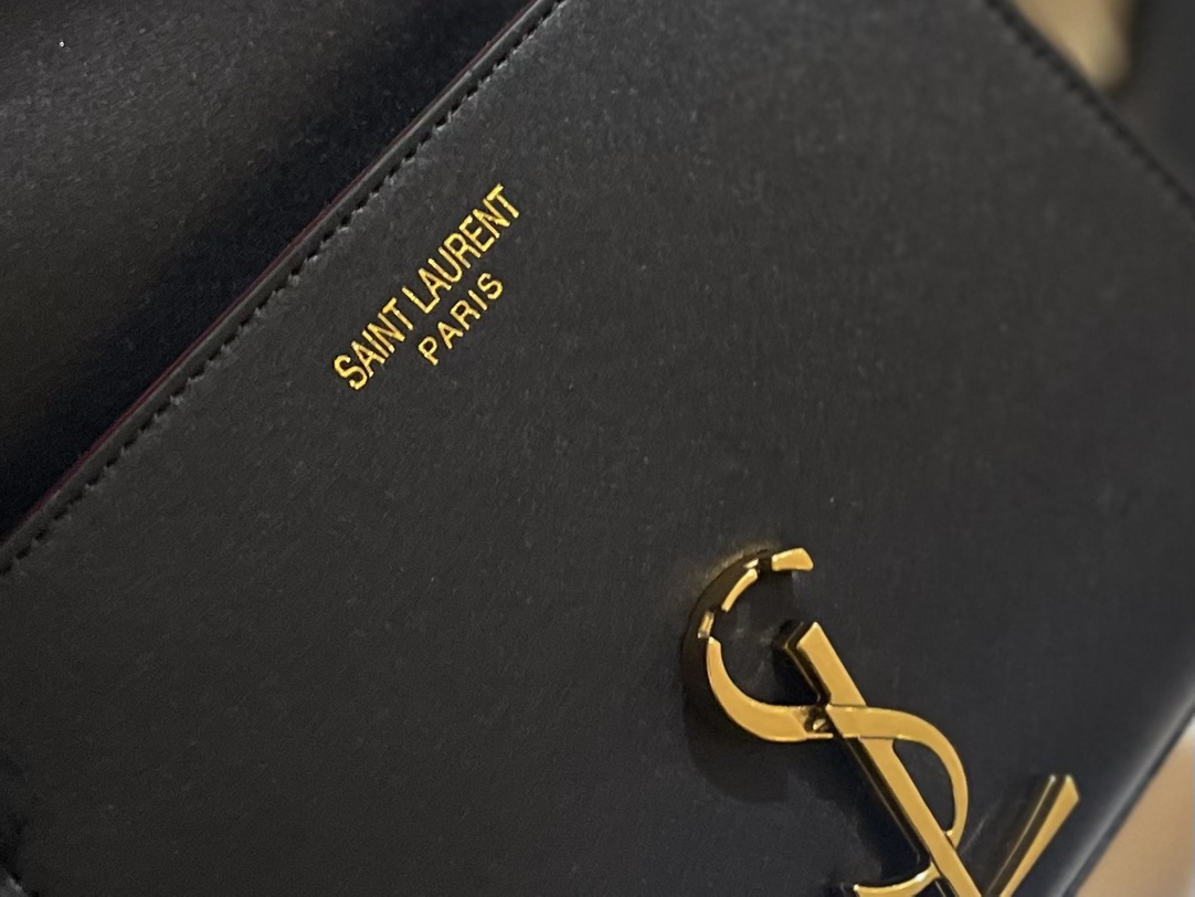 Y Cassandra Monogram Clasp Bag size 21*18 cm