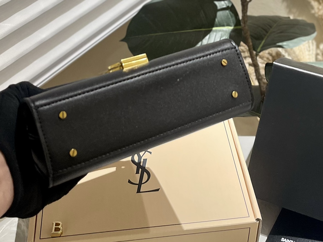 Y Cassandra Monogram Clasp Bag size 21*18 cm