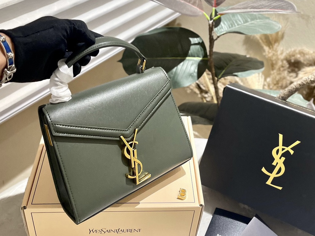 Y Cassandra Monogram Clasp Bag size 21*18 cm