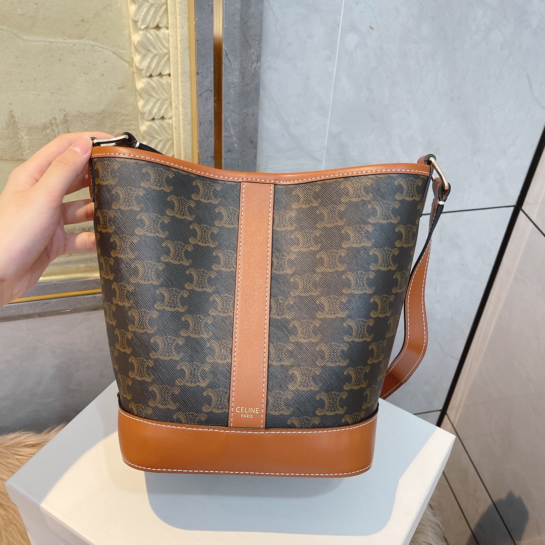 Ce TRIOMPHE new arrival size : 22/26/13 cm