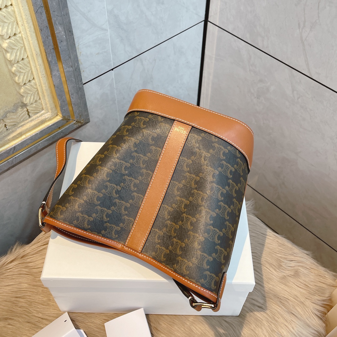 Ce TRIOMPHE new arrival size : 22/26/13 cm