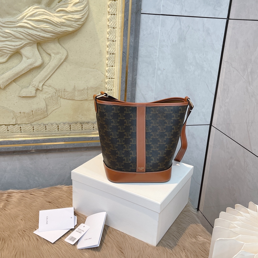 Ce TRIOMPHE new arrival size : 22/26/13 cm