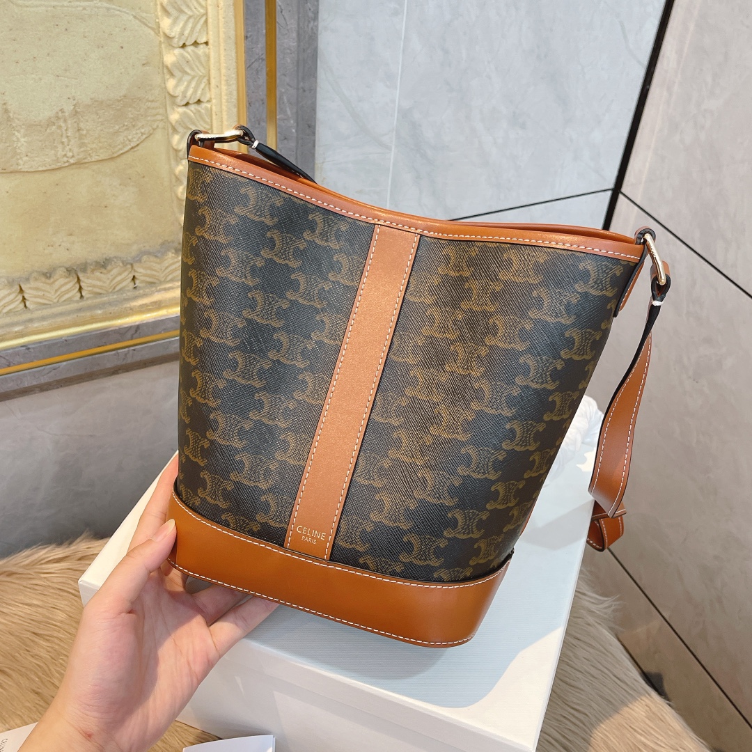 Ce TRIOMPHE new arrival size : 22/26/13 cm