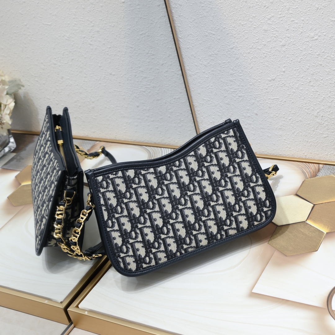 D new arrival signature hobo bag size: 23.5*14.5*6cm