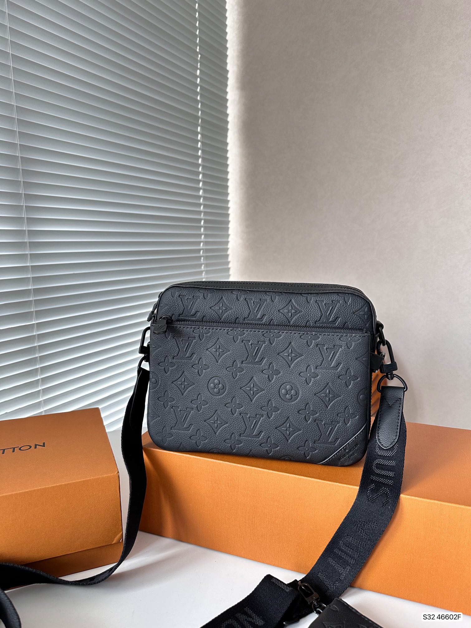 L men bag 46602F size: 25*19 cm