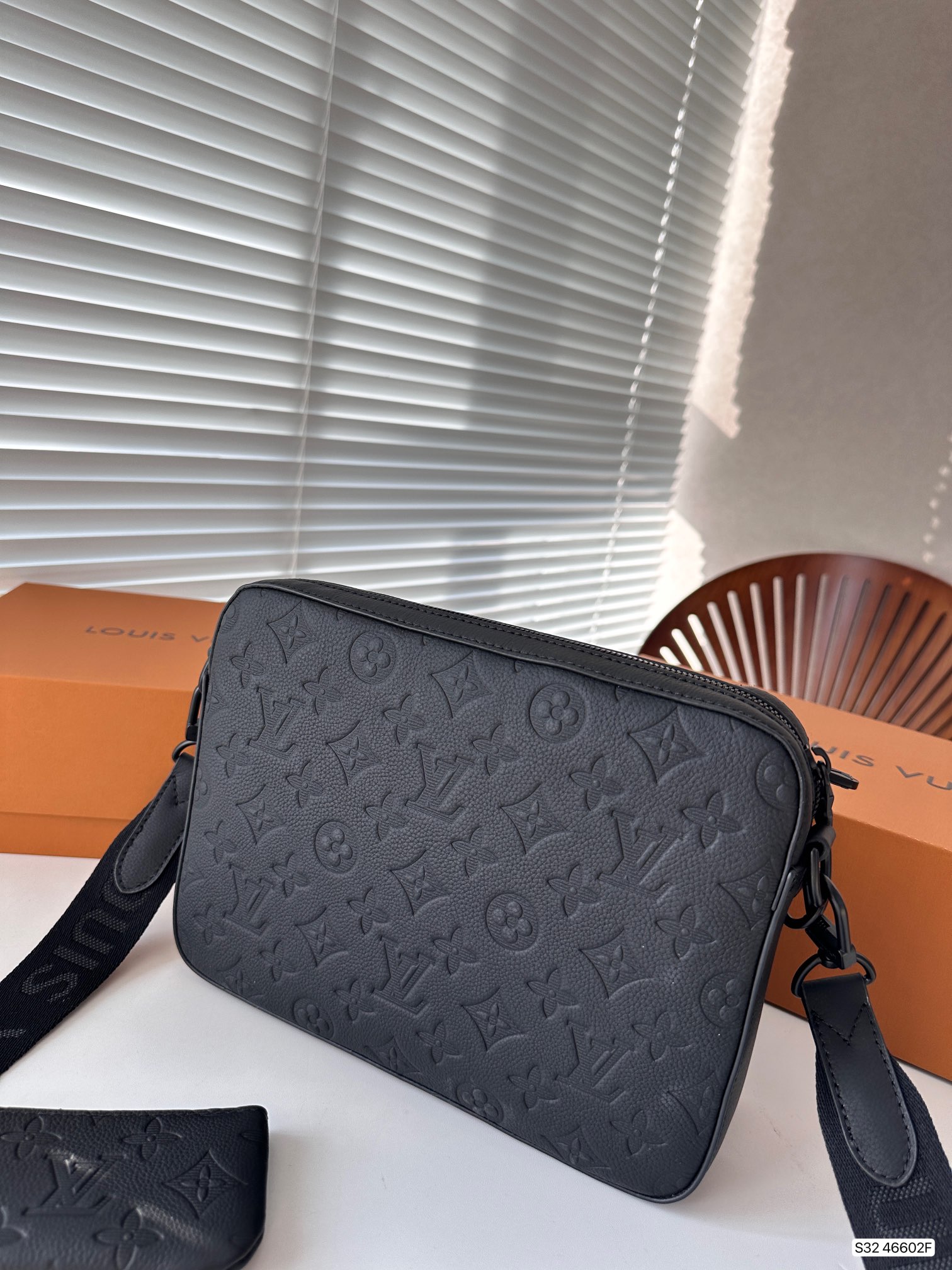 L men bag 46602F size: 25*19 cm