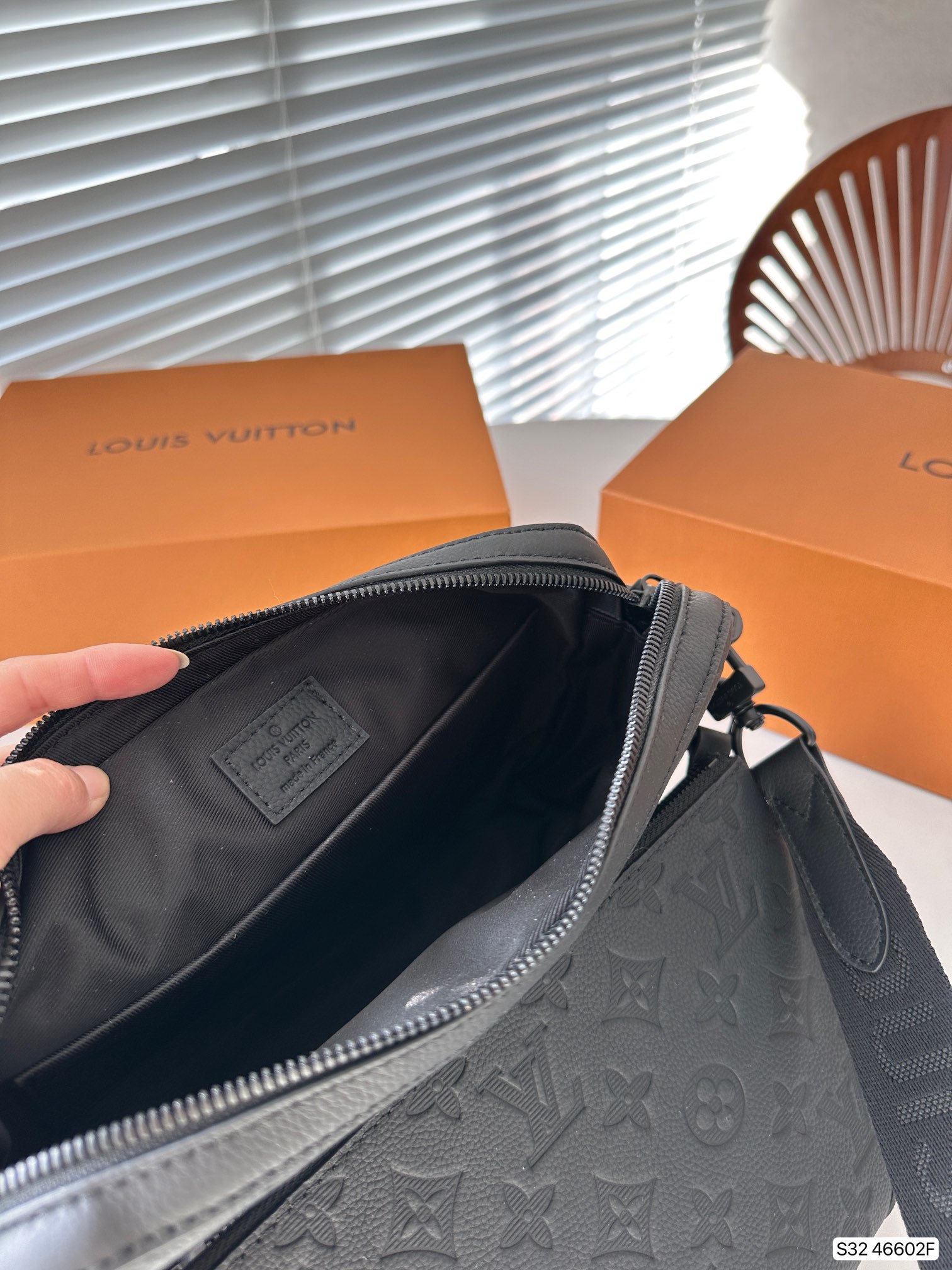 L men bag 46602F size: 25*19 cm