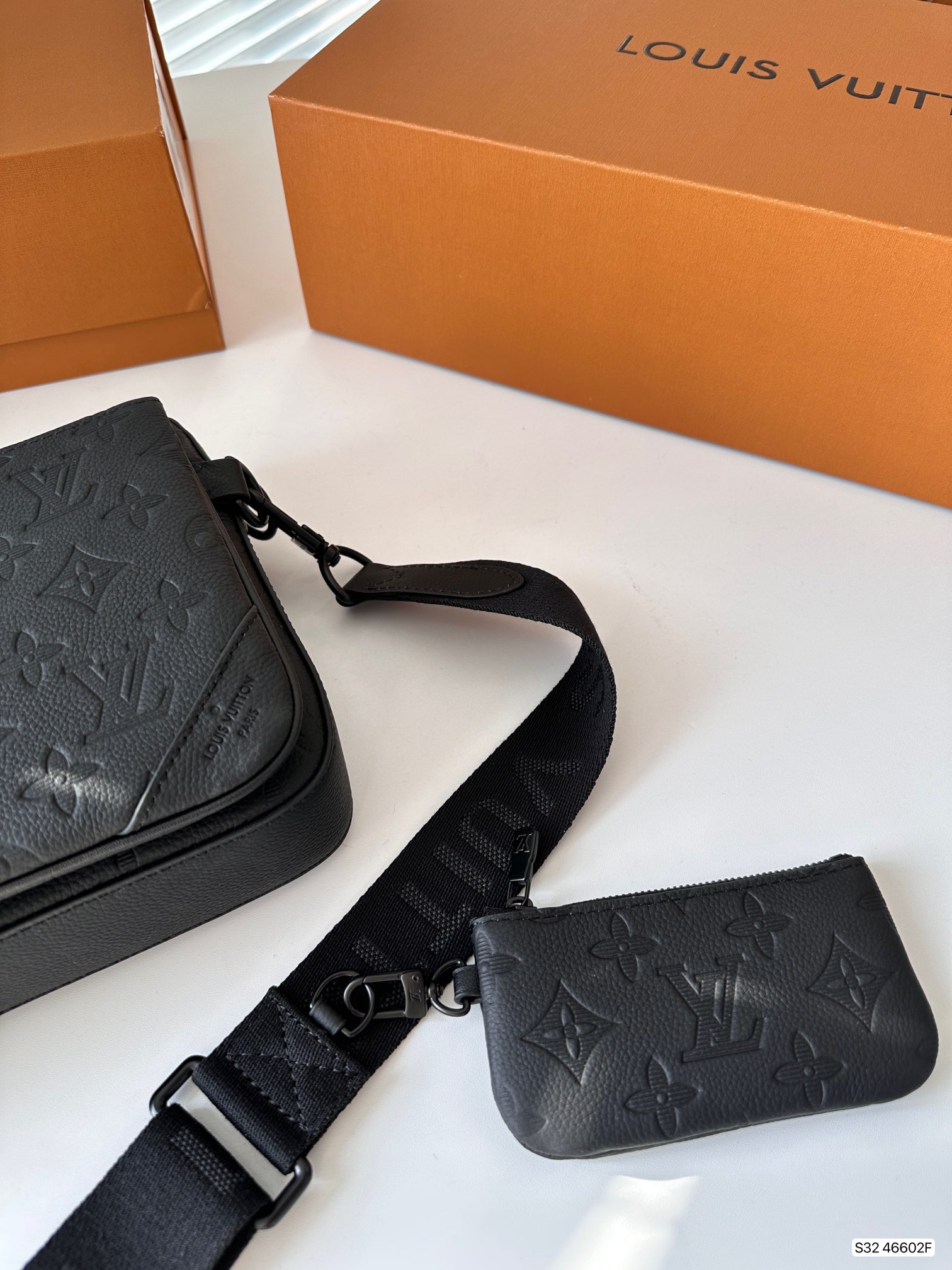 L men bag 46602F size: 25*19 cm