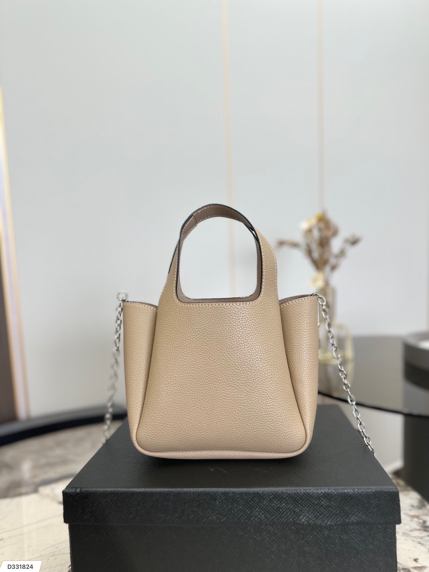 Pra new arrival tote bag size : 20.5 * 16 cm