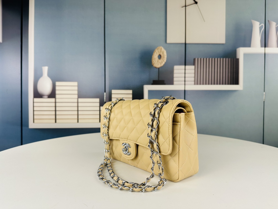 CC  Classic Flap caviar leather 25 cm