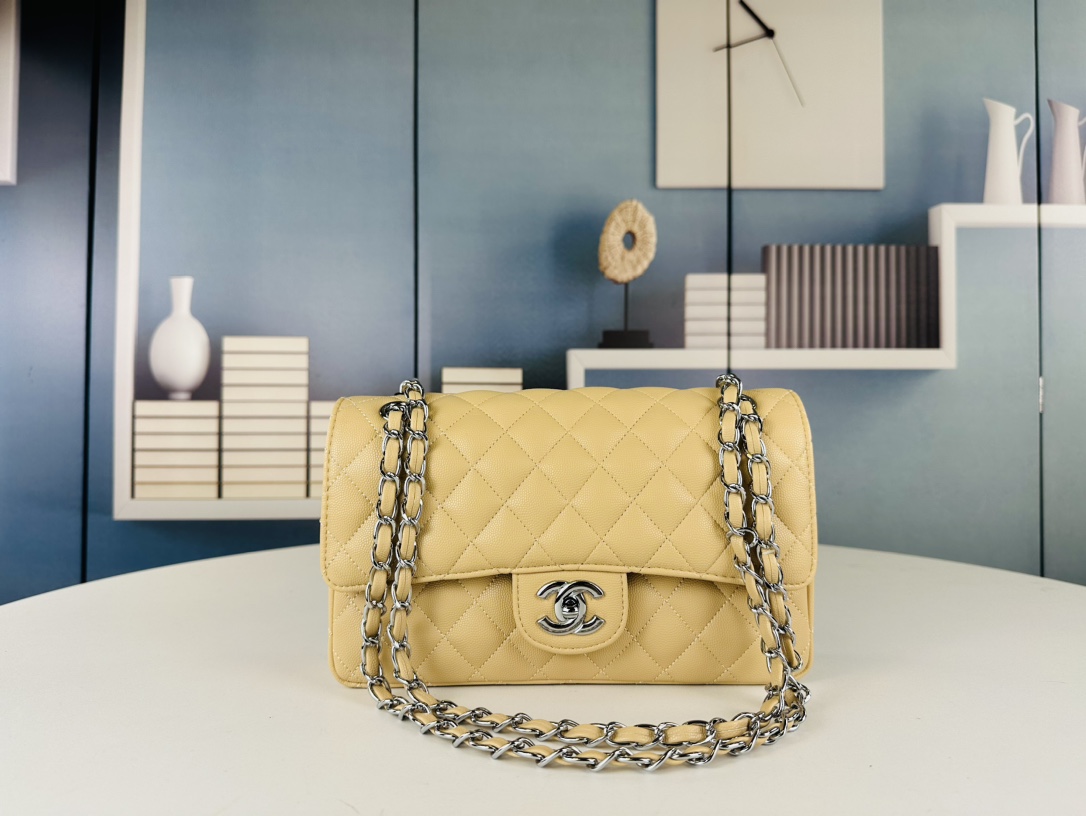 CC  Classic Flap caviar leather 25 cm