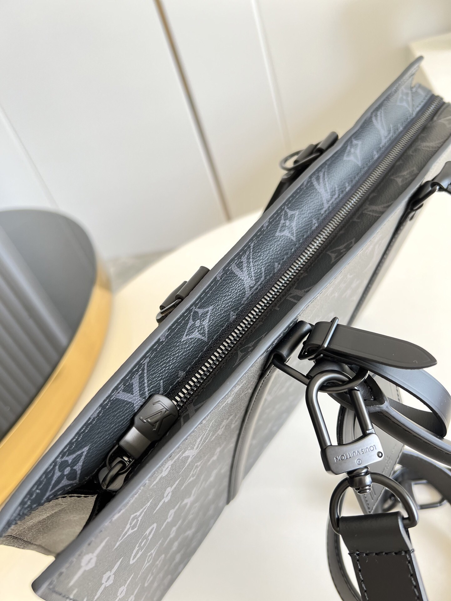 Louis Sac Plat Horizontal Zippé size: 39x30x7CM