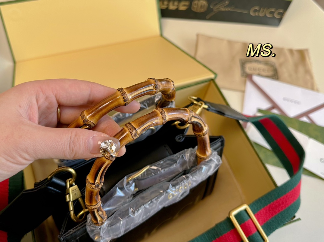 GG Diana tote bag size: 20×16 cm