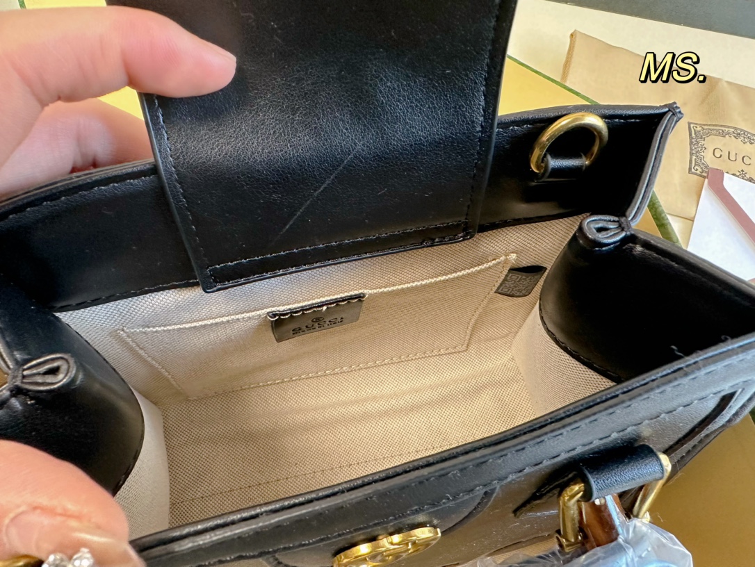 GG Diana tote bag size: 20×16 cm