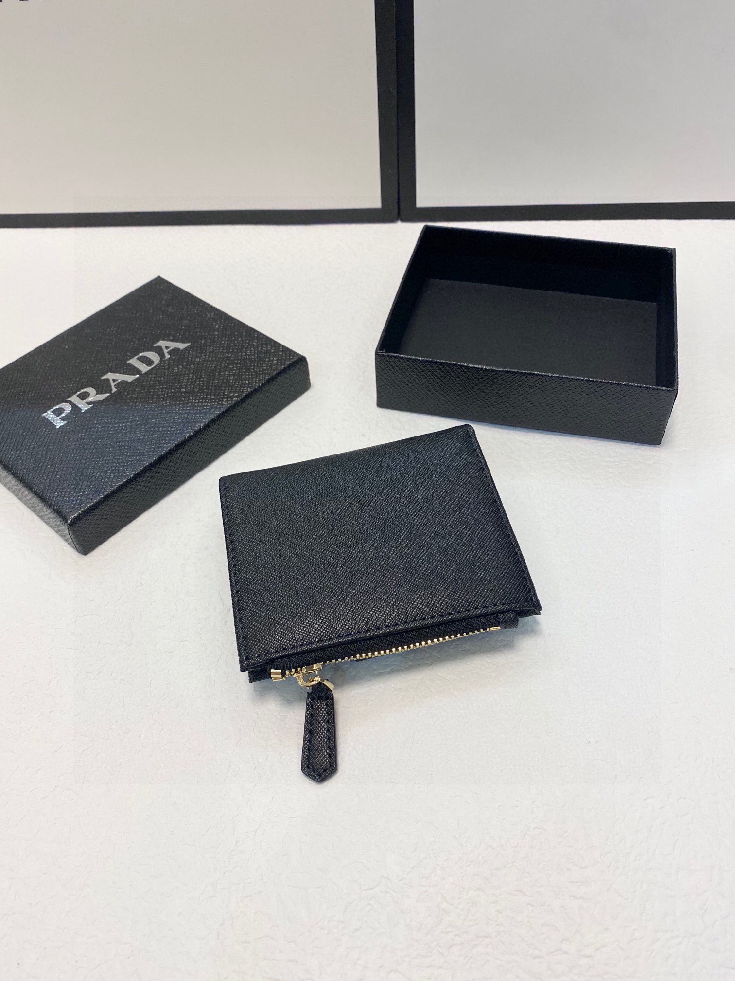 Pra wallet men and women size : 10x9 cm