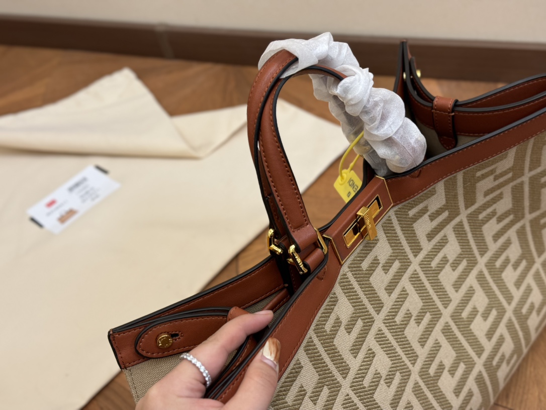 Fen fendi peekabo tote bag size :41*29 cm