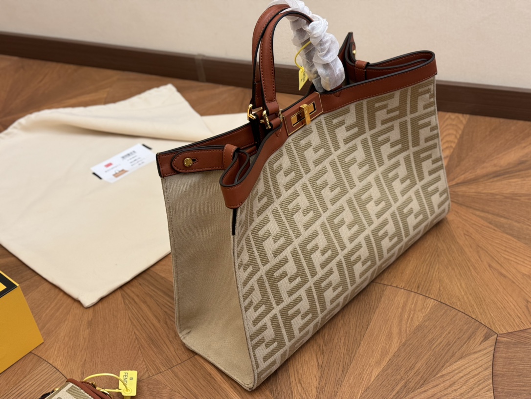 Fen fendi peekabo tote bag size :41*29 cm