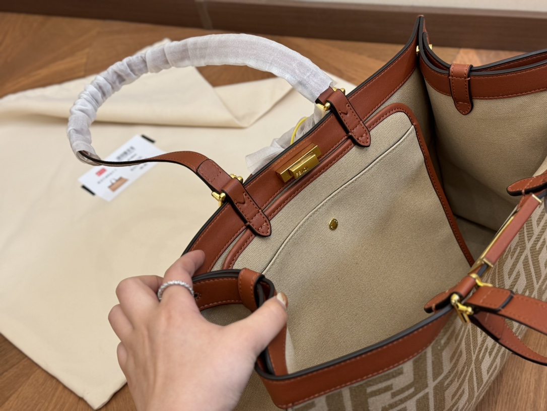 Fen fendi peekabo tote bag size :41*29 cm