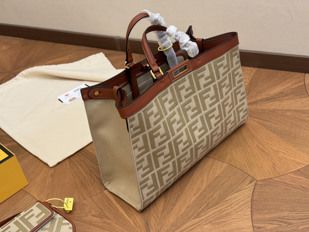 Fen fendi peekabo tote bag size :41*29 cm