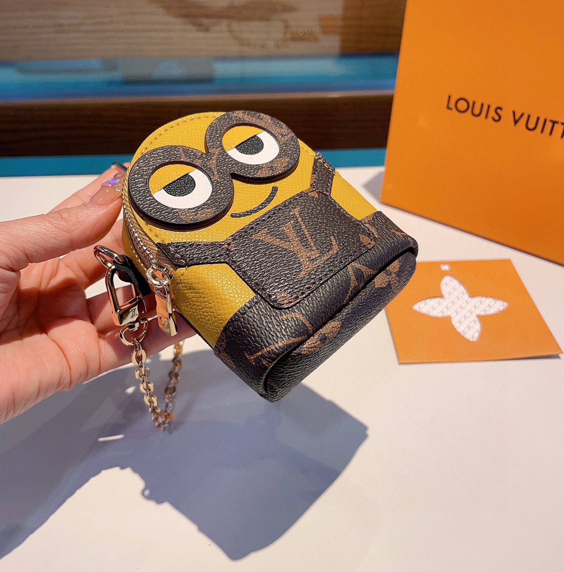 Louis mini wallet size: 12*9 cm