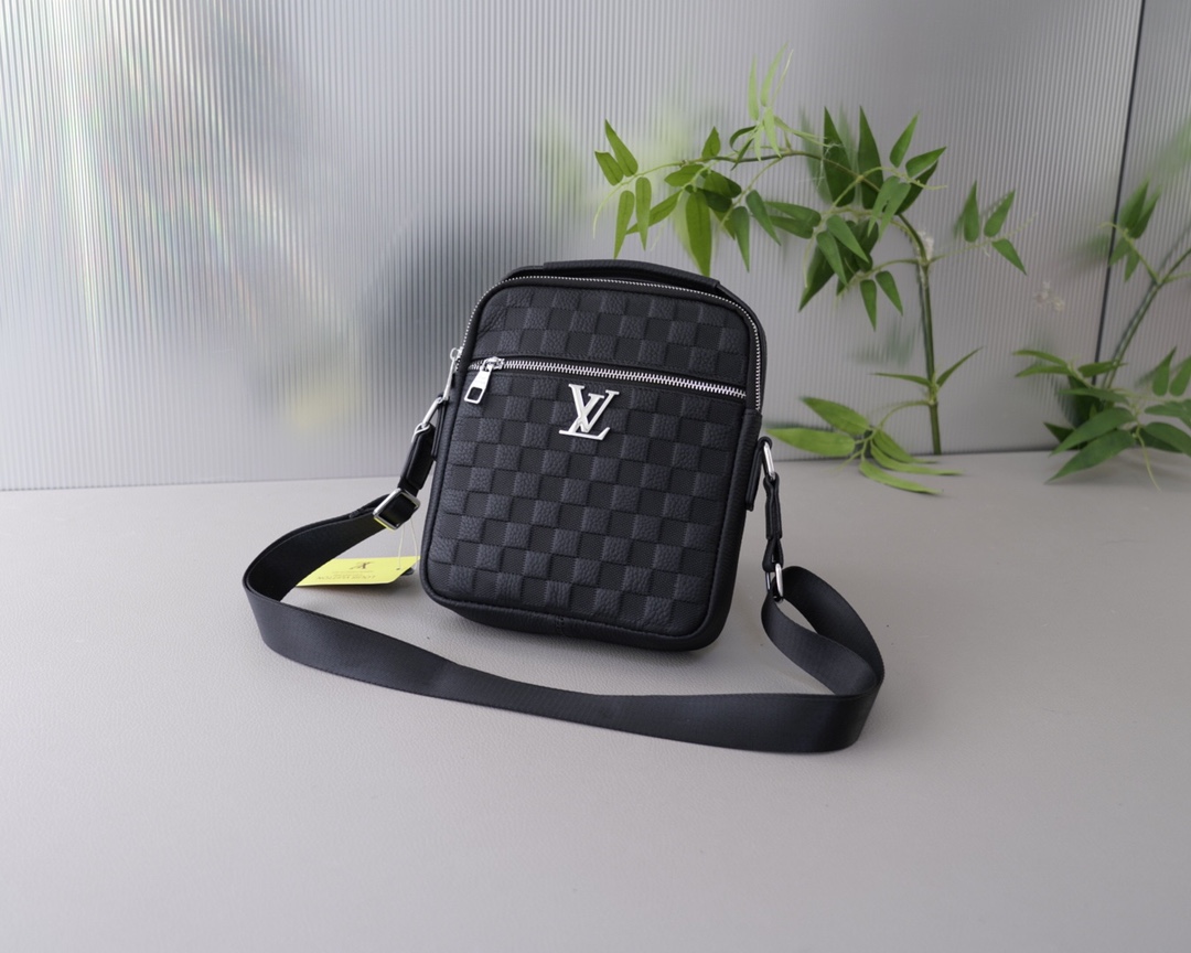 Louis new arrival bag size : 20x24x5 cm