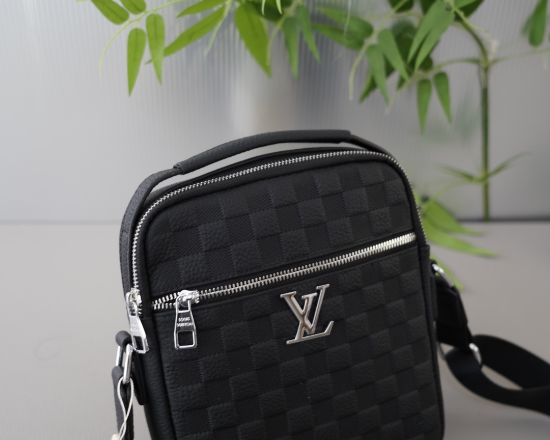 Louis new arrival bag size : 20x24x5 cm