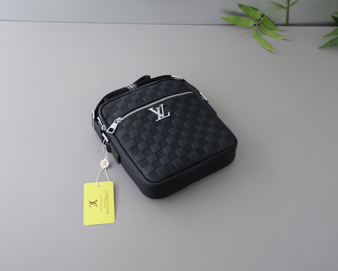 Louis new arrival bag size : 20x24x5 cm