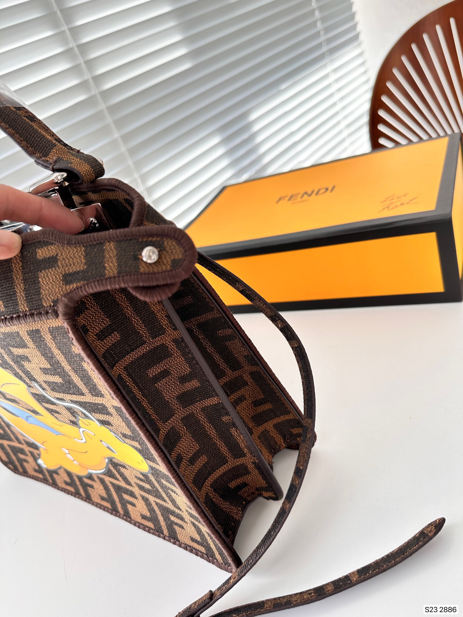 FEN  FRAGMENT 2024 new styles size: 26.5 * 21.5 cm