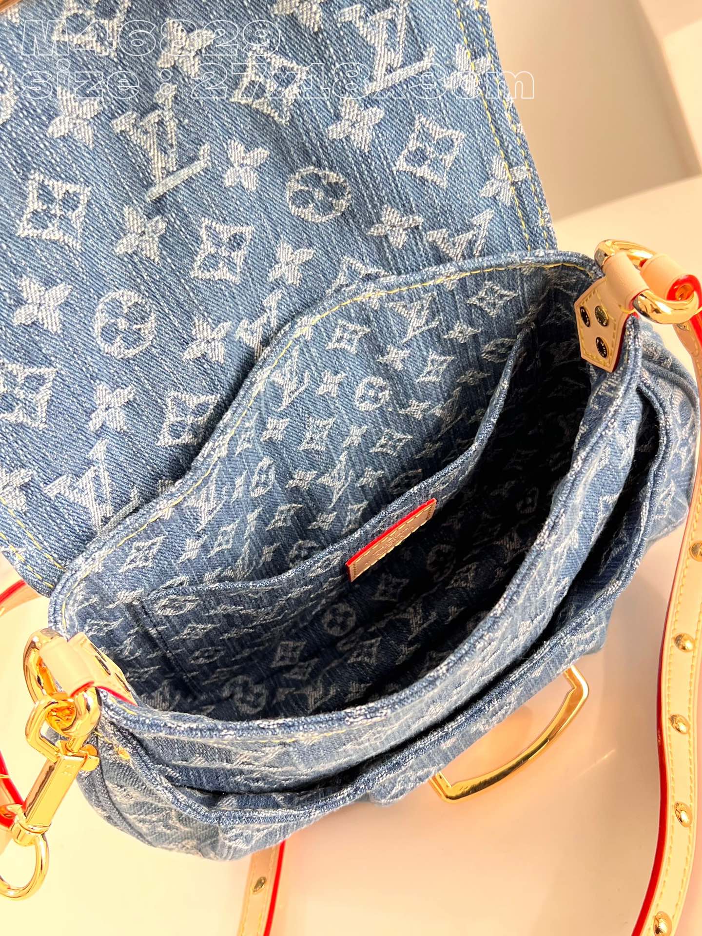 Louis Monogram Denim size : 27 x 18 x 3 cm