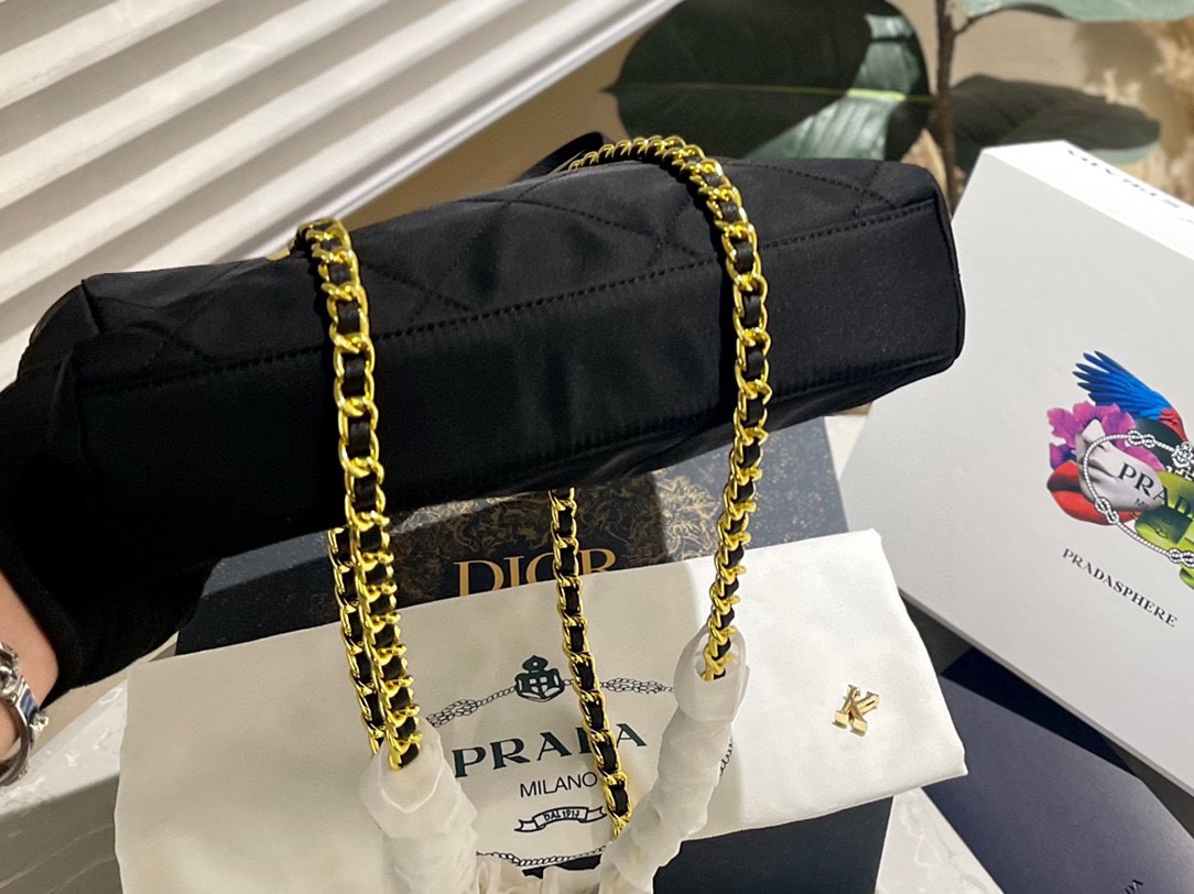 Pra new arrival tote bag size : 28 cm