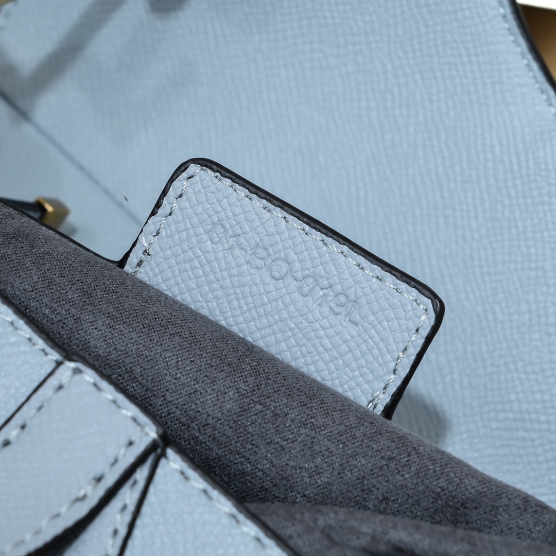 D saddle Be a classic with classics bag size: 25.5 x 20 x 6.5 cm