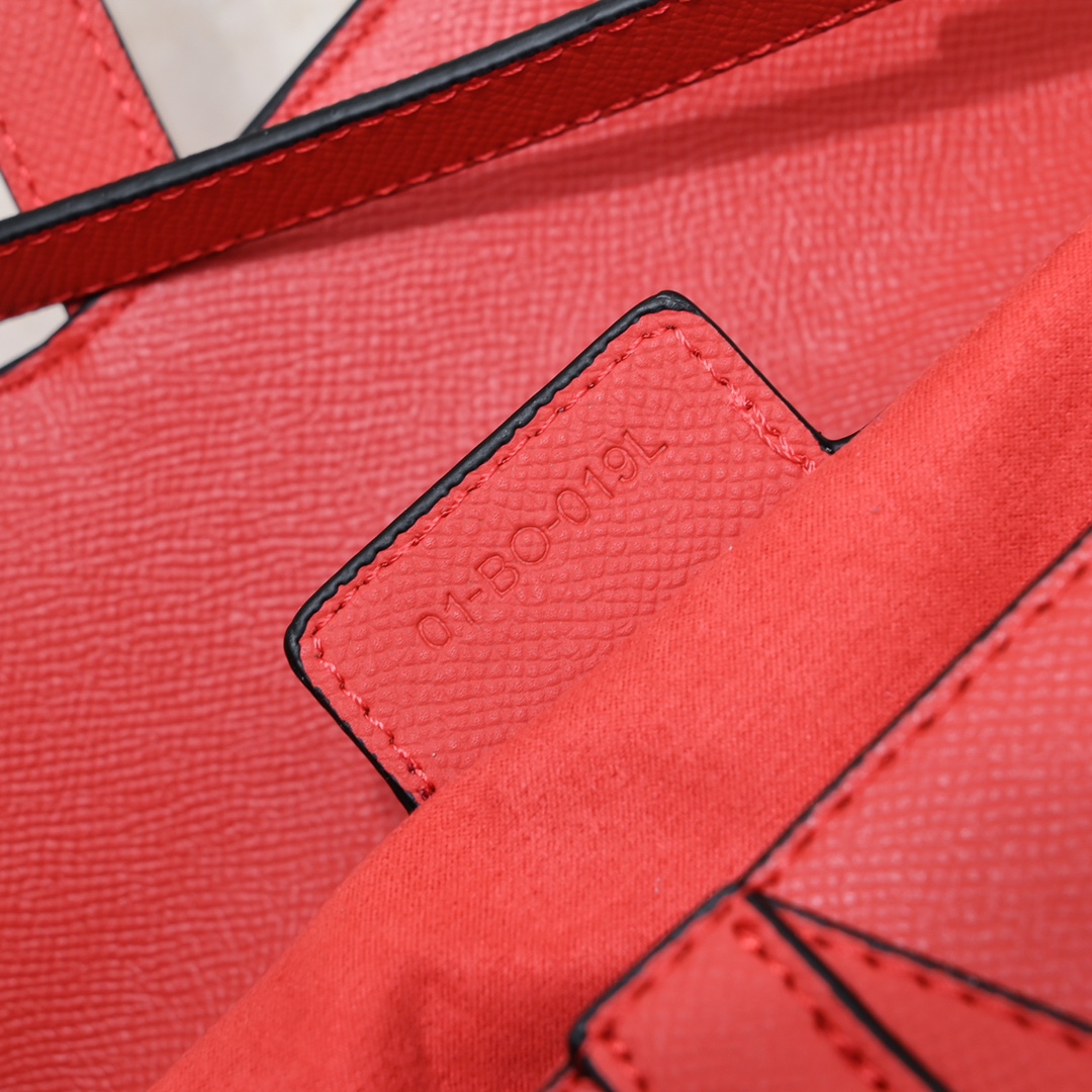 D saddle Be a classic with classics bag size: 25.5 x 20 x 6.5 cm