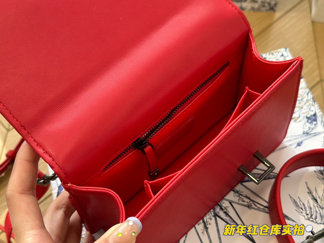 D new arrival MONTAIGNE bag size: 18*11 cm