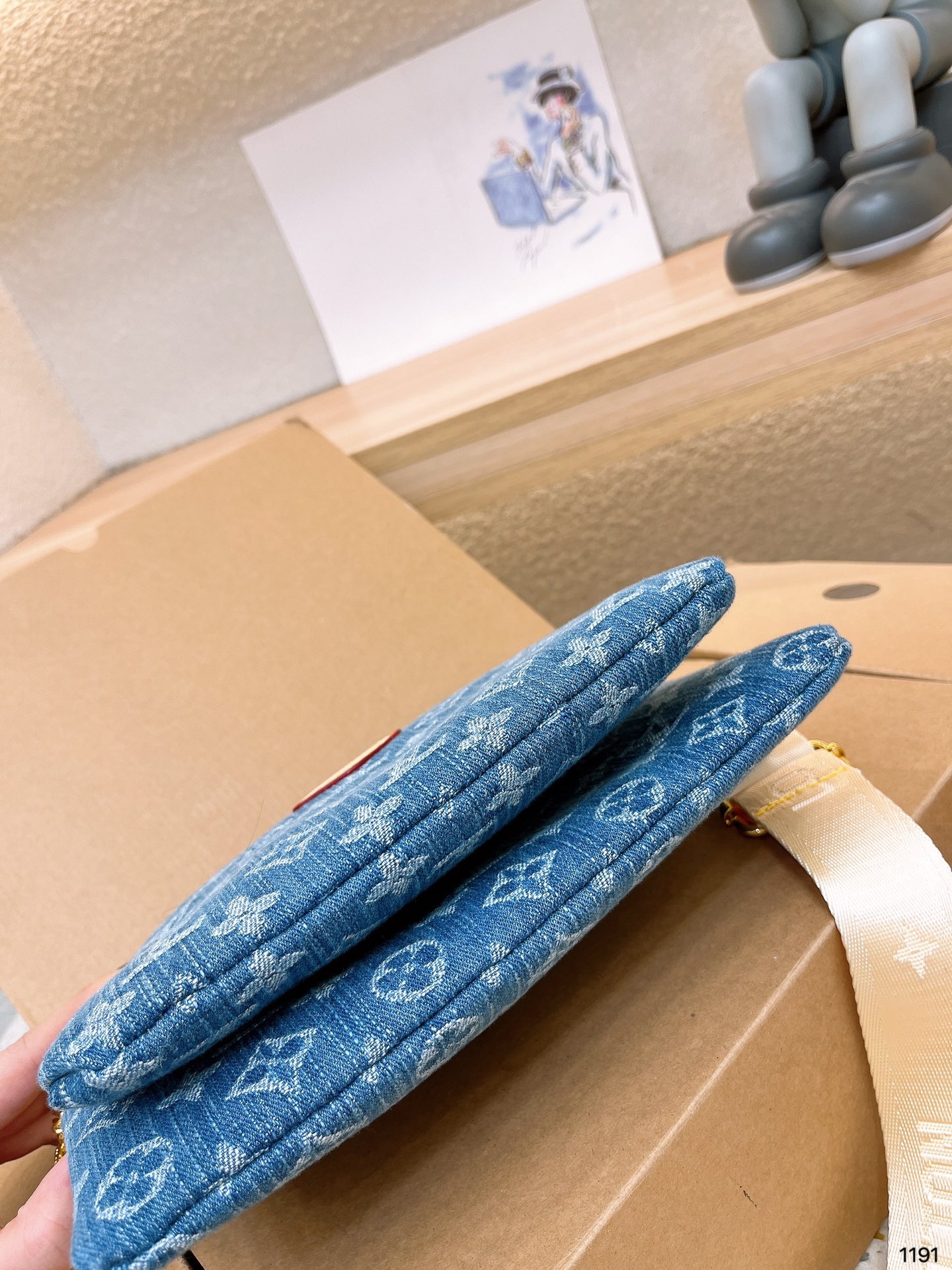 Louis new arrival denim bag size : 24 * 14 cm