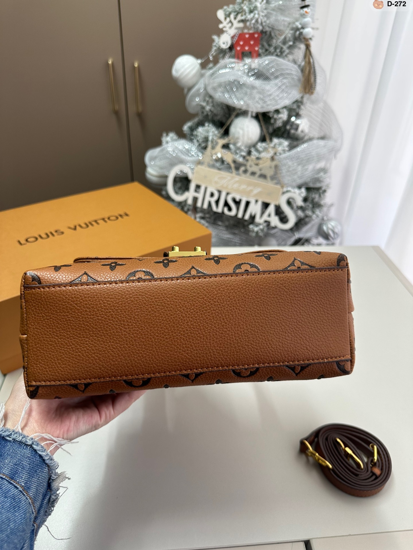 Louis madeleine bb bag size : 24*8*16 cm