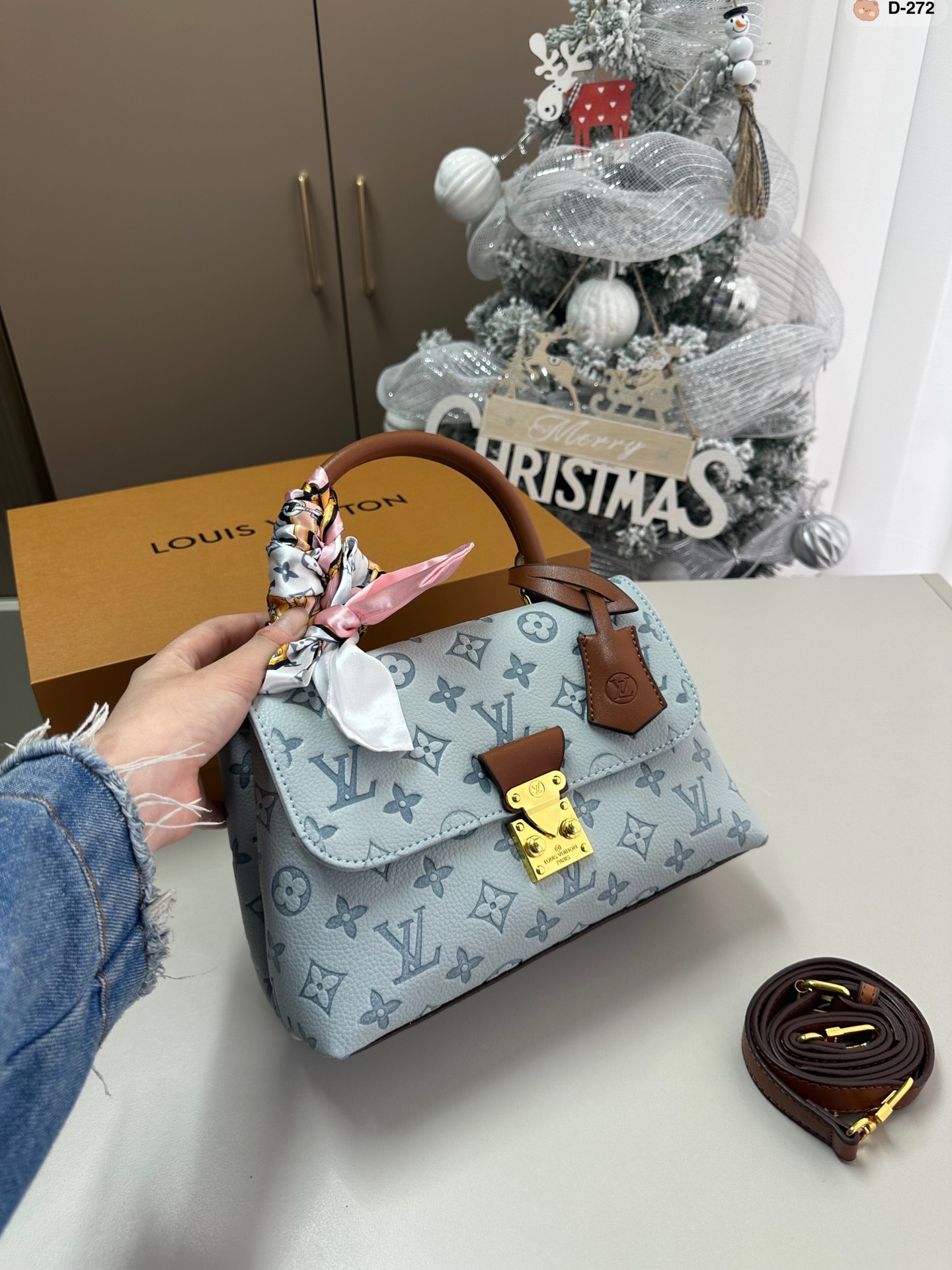 Louis madeleine bb bag size : 24*8*16 cm