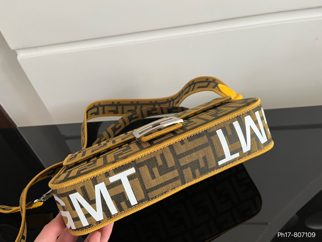 Fen new arrival bag size : 26 * 14.5  cm