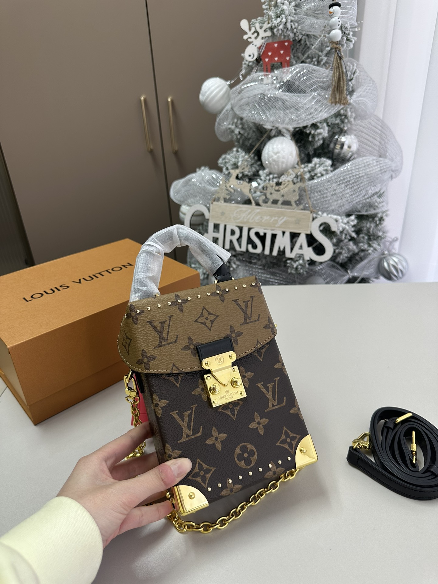 Louis new arrival phone bag size : 12*6*17 cm