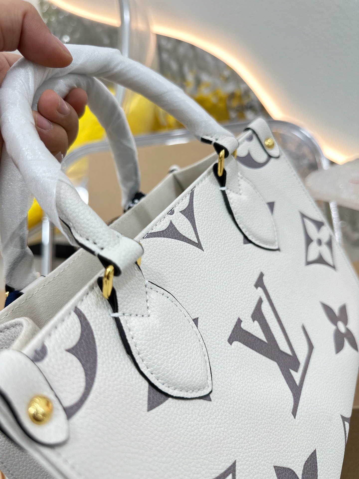 Louis  Ss21 Crafty onthego small bag size : 25 * 20cm (without silk belt )