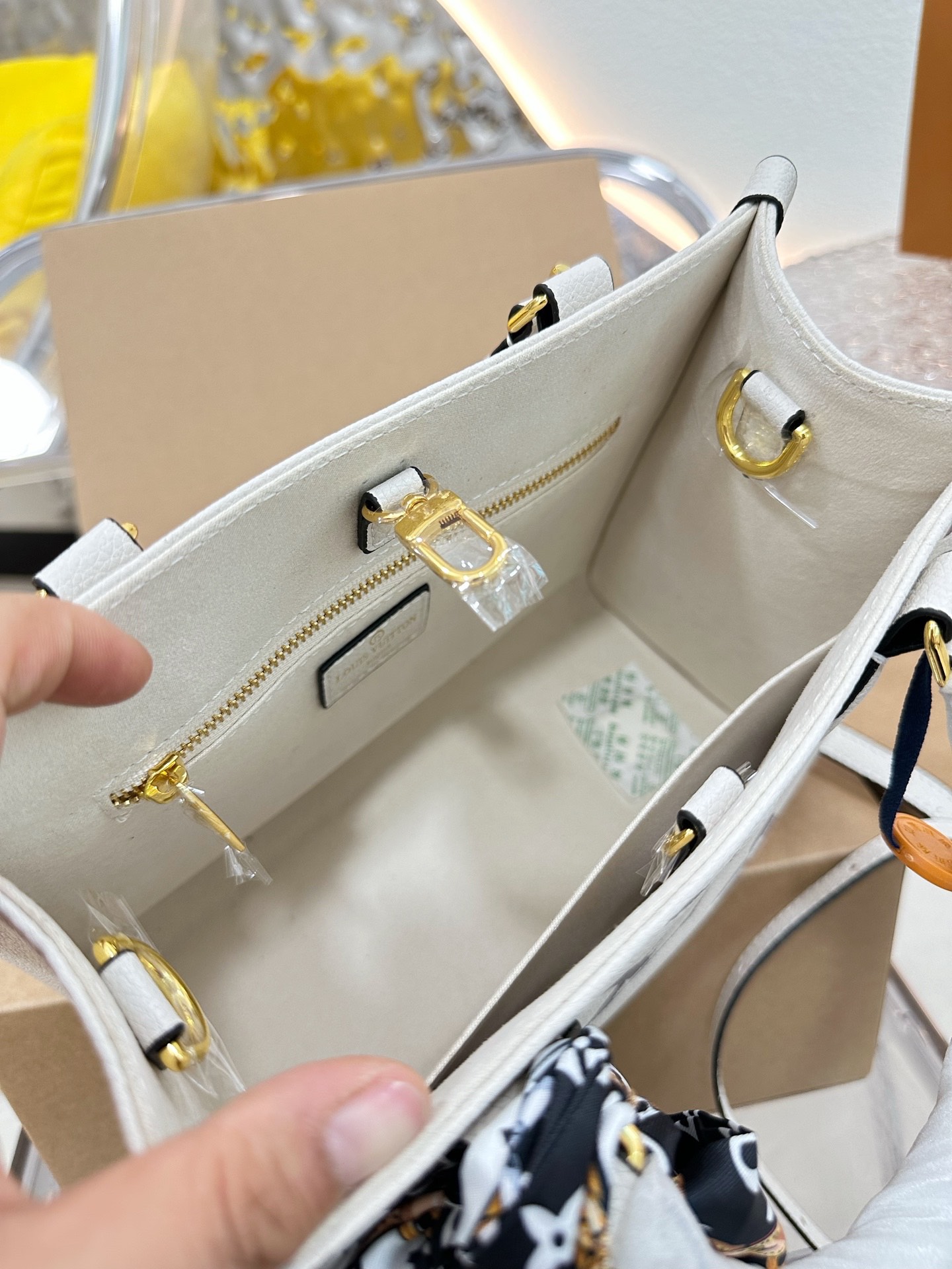 Louis  Ss21 Crafty onthego small bag size : 25 * 20cm (without silk belt )