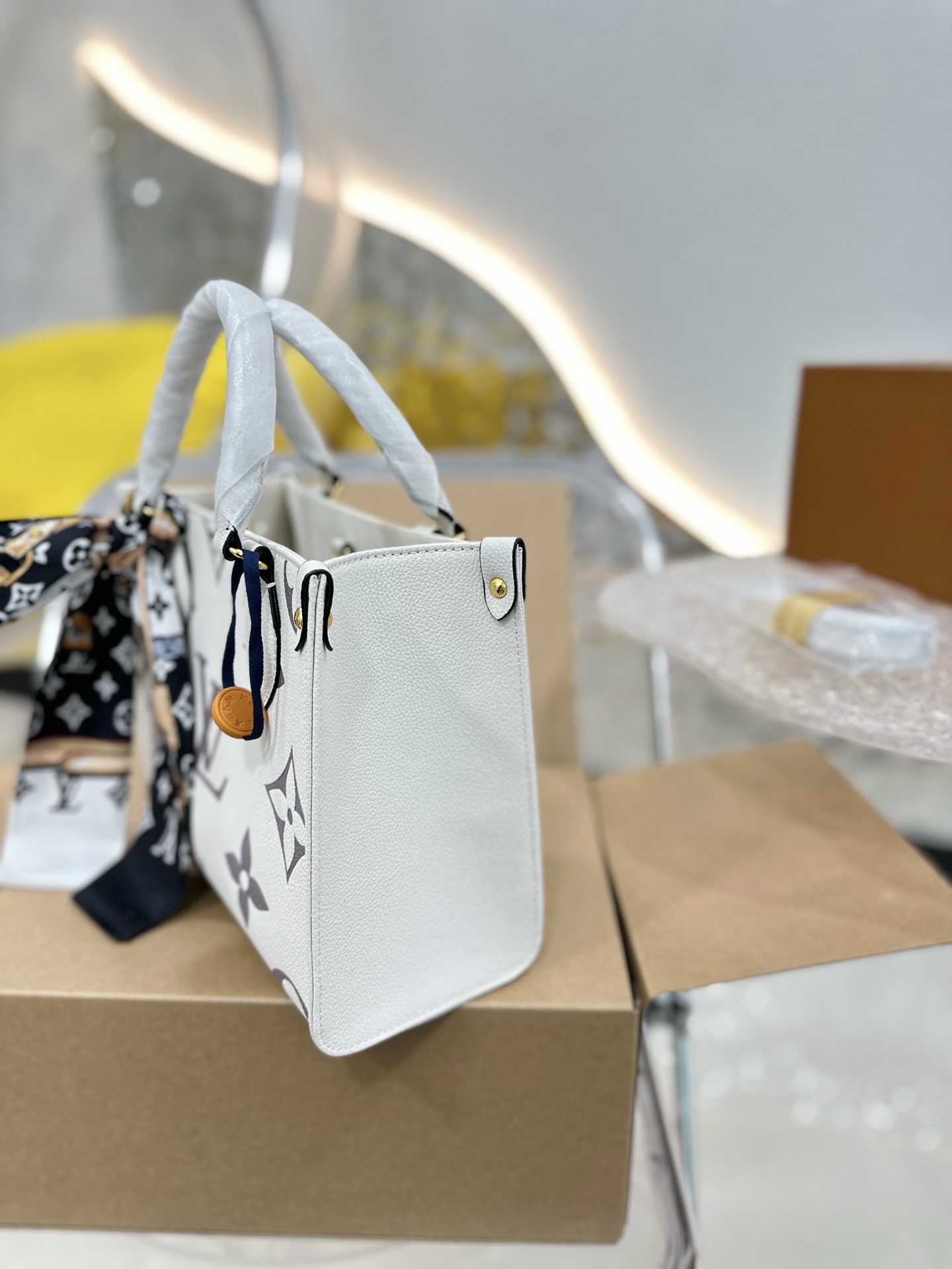 Louis  Ss21 Crafty onthego small bag size : 25 * 20cm (without silk belt )