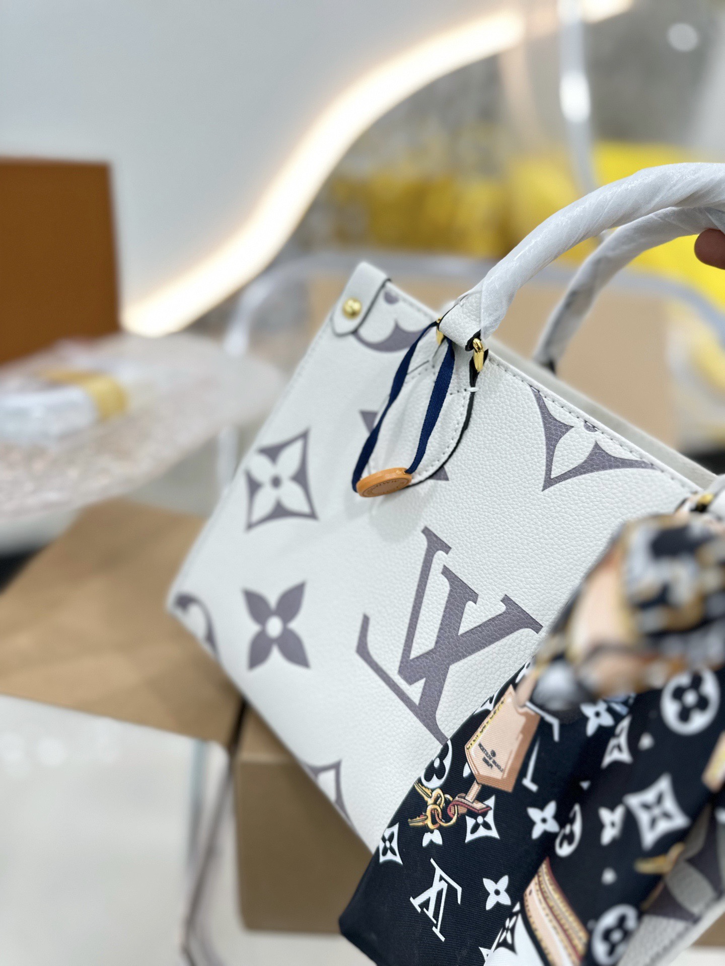 Louis  Ss21 Crafty onthego small bag size : 25 * 20cm (without silk belt )