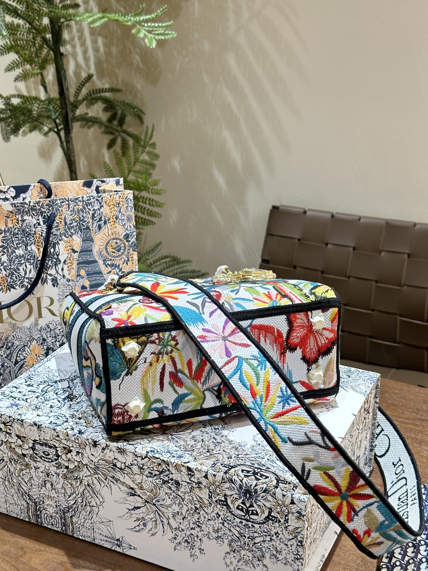 D lady bag size; 24 cm