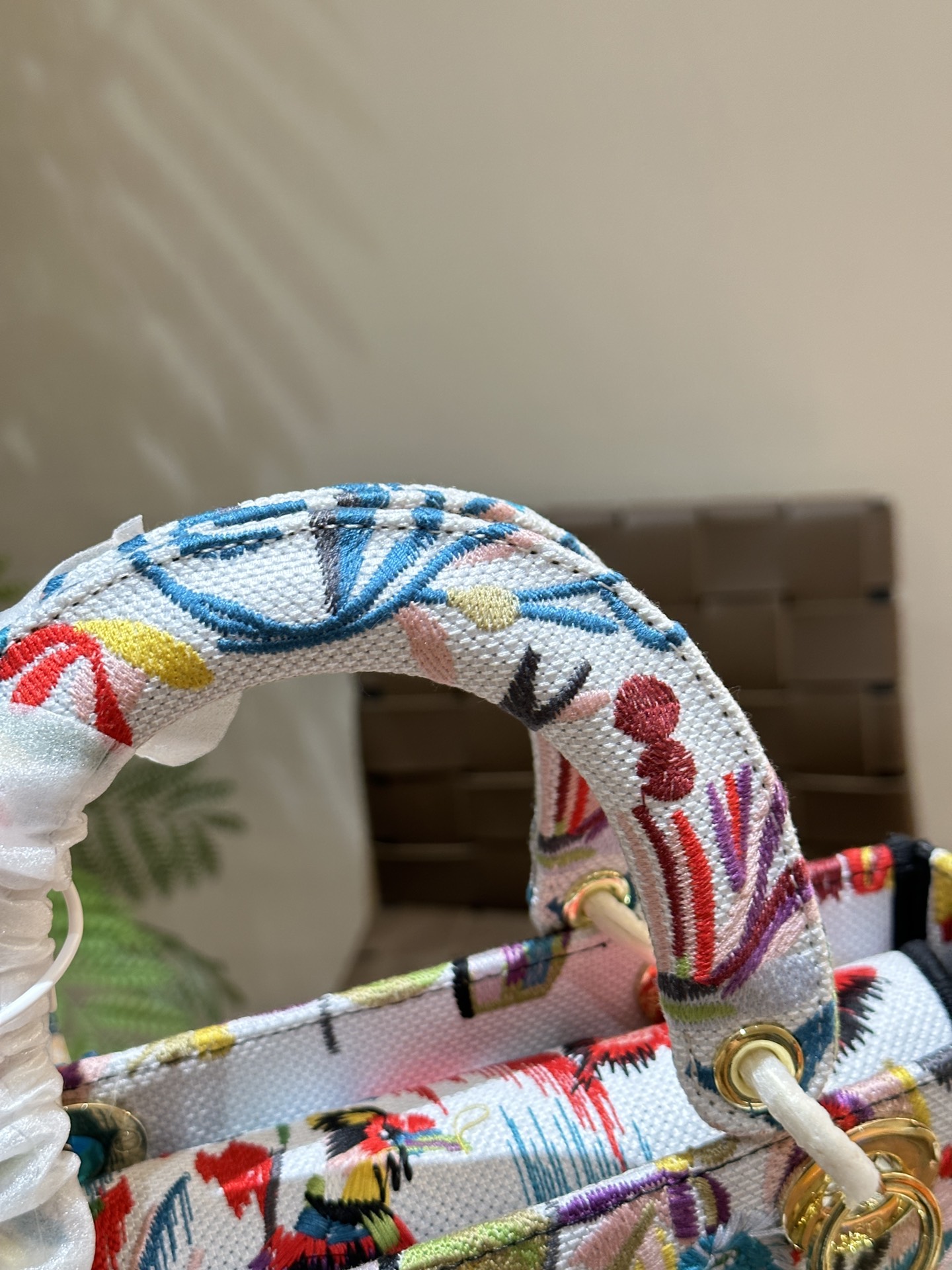 D lady bag size; 24 cm