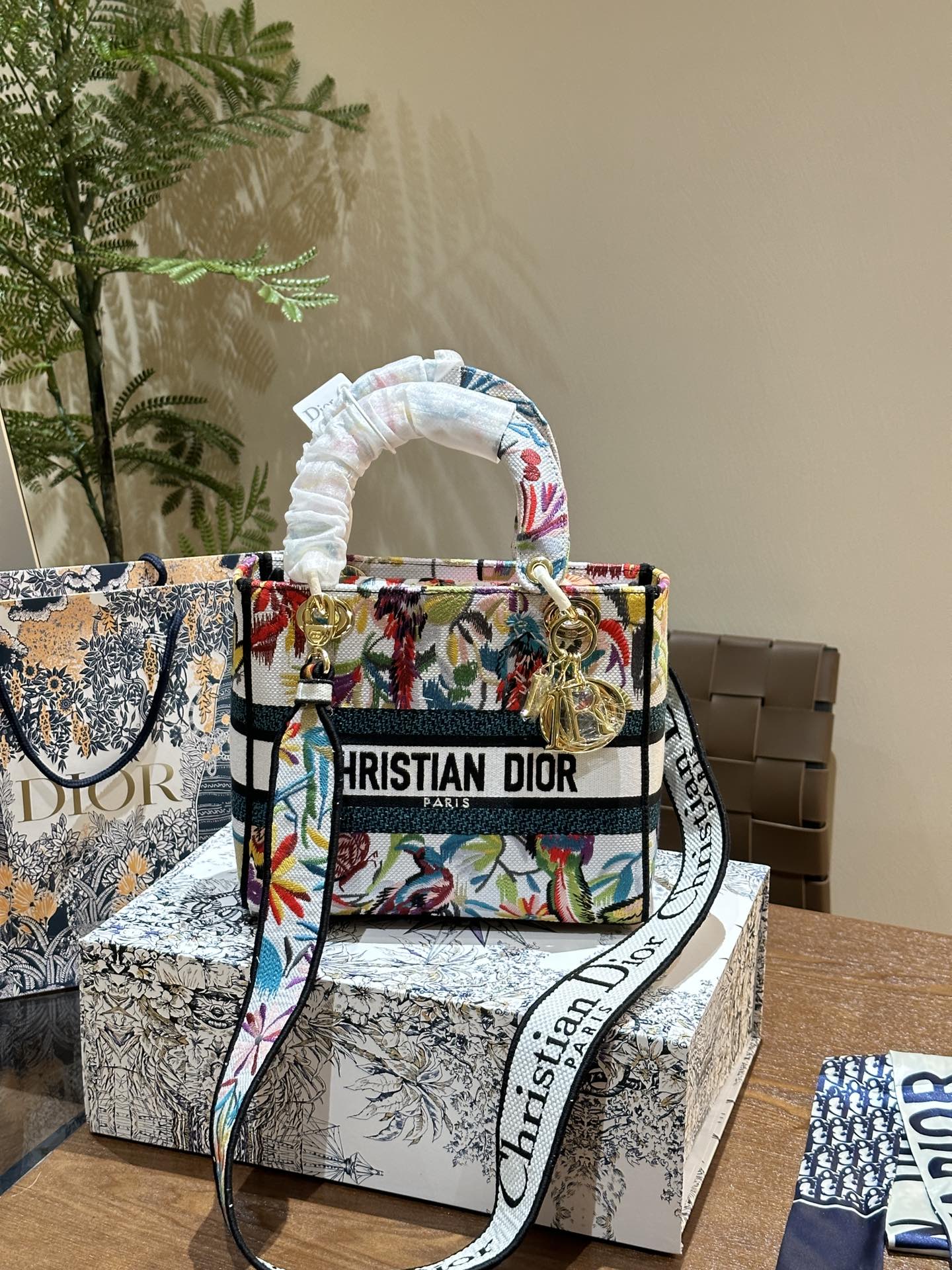 D lady bag size; 24 cm