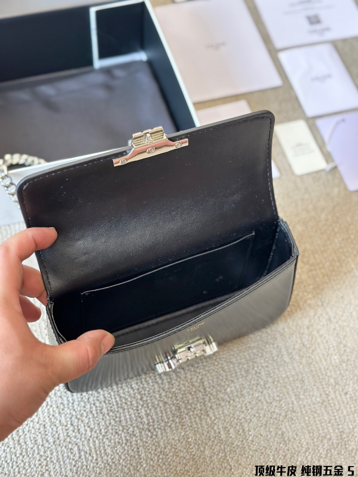 Ce TRIOMPHE bag size : 20.5�� 10.5�� 4 cm