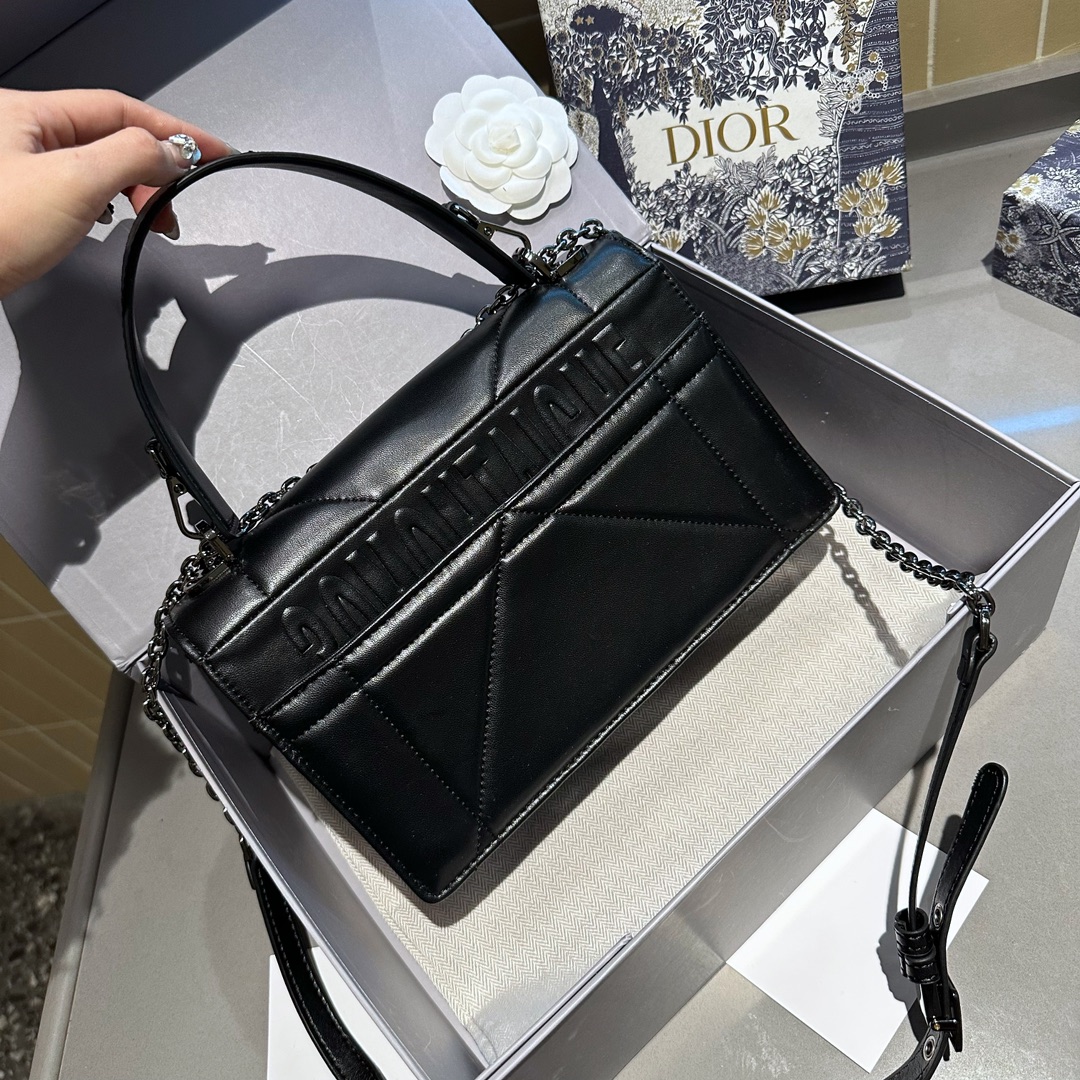 D new arrival MONTAIGNE bag size: 24 cm