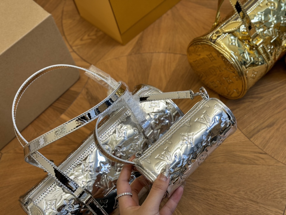 Louis new arrival men and women bag size : 30*15cm