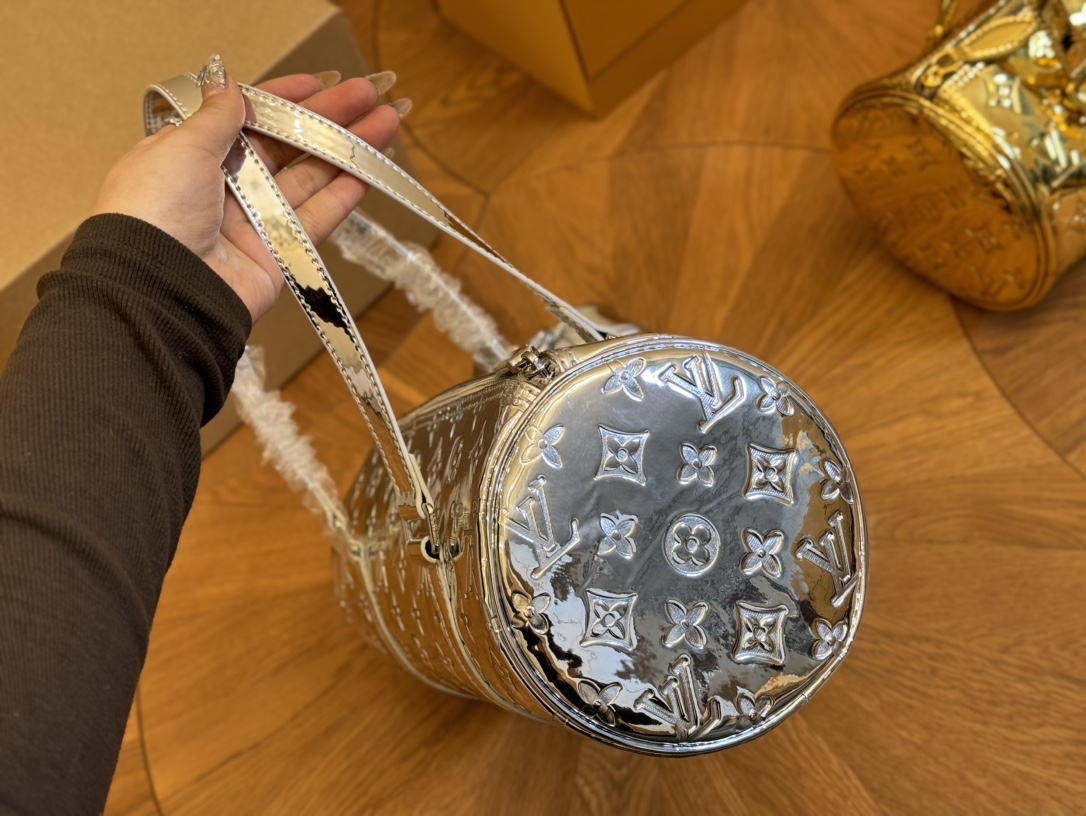 Louis new arrival men and women bag size : 30*15cm